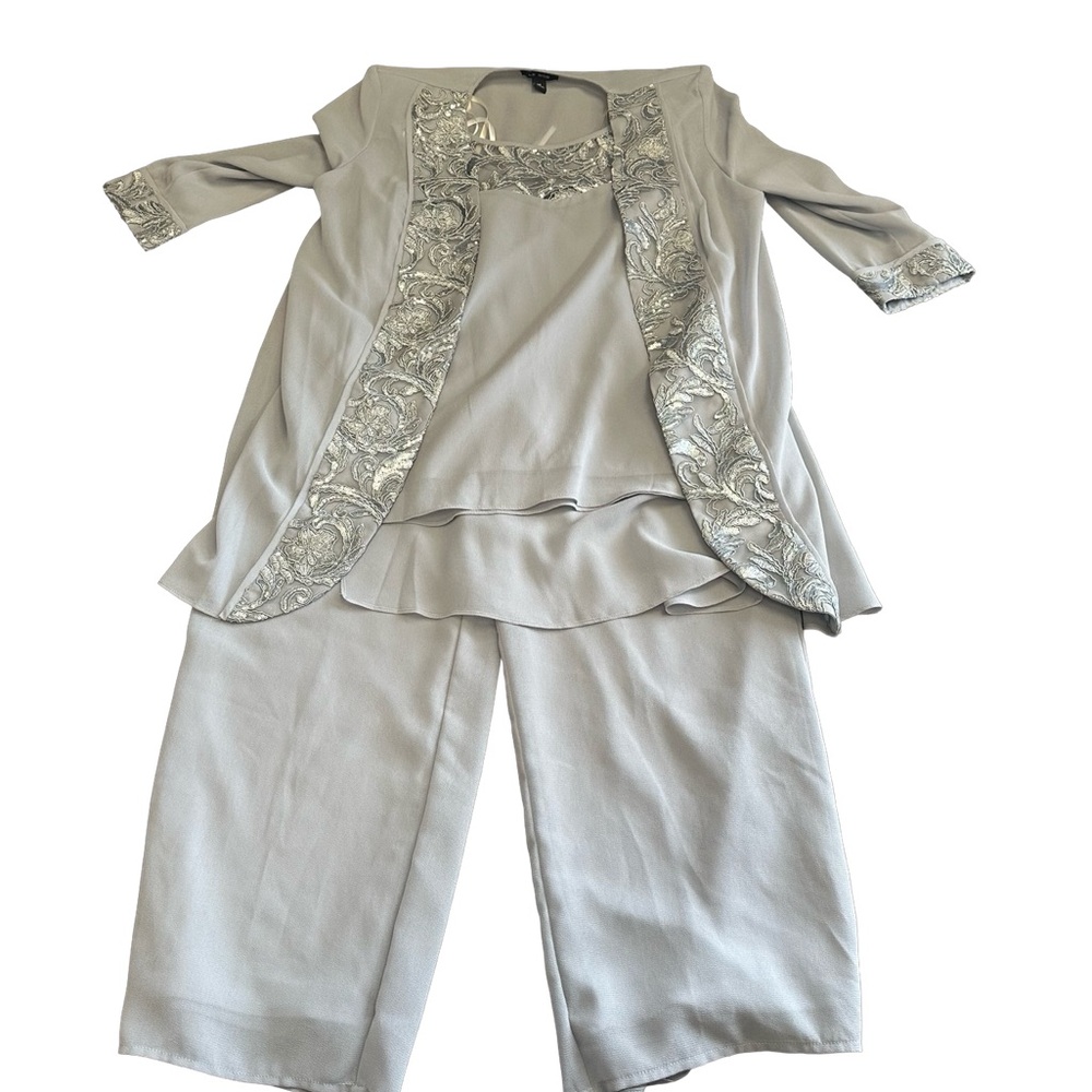 Elegant Silver Cropped Pantsuit with Flowing Fabric - 3 Pieces